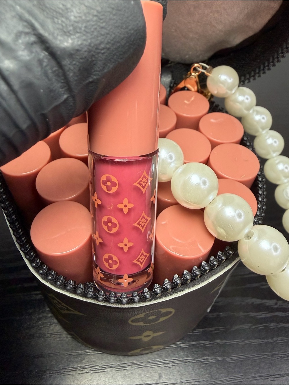20pcs Lip Gloss In Round Leather-Like Carry Case With Pearl Like Handle - Picture 5 of 9